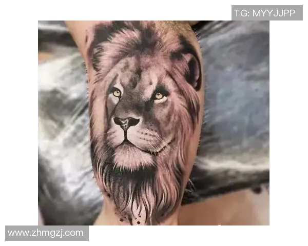 足球明星背部纹身狮子图案引发热议展现个性与力量的完美结合